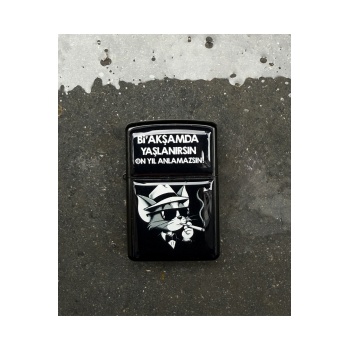 BİR AKŞAMDA YAŞLANIRSIN ON YIL ANLAMAZSIN Tasarımlı Benzinli Siyah Çakmak