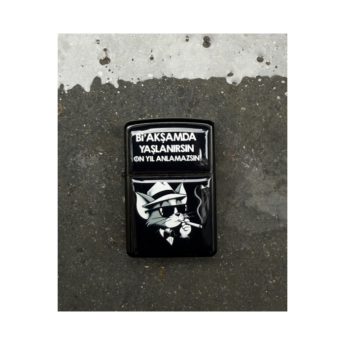 BİR AKŞAMDA YAŞLANIRSIN ON YIL ANLAMAZSIN Tasarımlı Benzinli Siyah Çakmak
