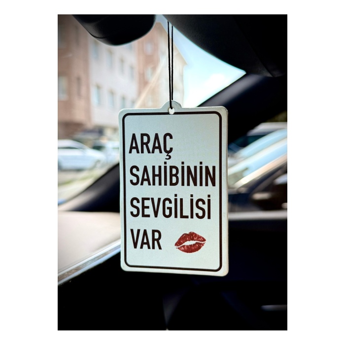 SEVGİLİSİ VAR , ARAÇ SAHİBİNİN SEVGİLİSİ VAR OTO KOKUSU DEKORATİF ARAÇ KOKUSU VE AKSESUARI