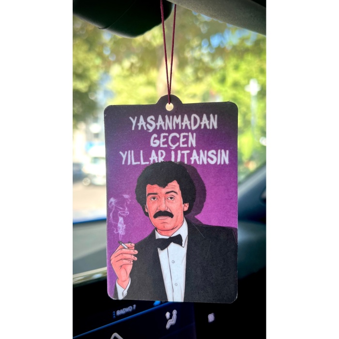 MÜSLÜM BABA YILLAR UTANSIN TASARIMLI ARABESK OTO KOKUSU VE ARAÇ AKSESUARI