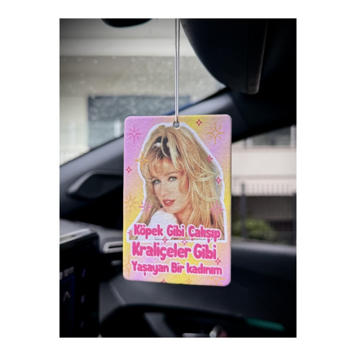 Köpekler Gibi Çalışıp Kraliçeler Gibi Yaşan Tasarımlı Havalı Araç Kokusu Ve Oto Aksesuarı