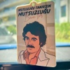 FERDİ TAYFUR MUTSUZLUĞU BANA SOR EFSANE SÖZLER TASARIMLI DEKORATİF ARAÇ KOKUSU VE OTO AKSESUARI