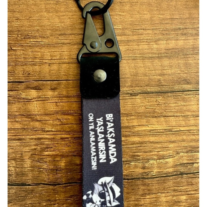 BİR AKŞAMDA YAŞLANIRSIN Tasarımlı Kumaş Otomobil Motorsiklet Anahtarlık