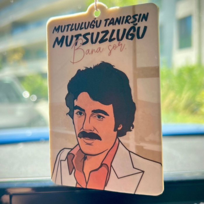 FERDİ TAYFUR MUTSUZLUĞU BANA SOR EFSANE SÖZLER TASARIMLI DEKORATİF ARAÇ KOKUSU VE OTO AKSESUARI