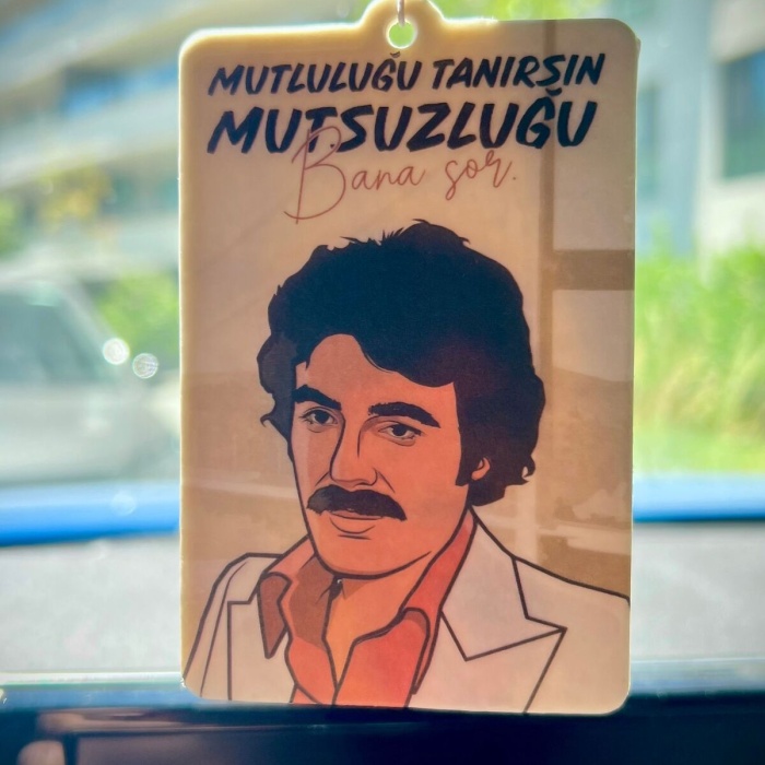 FERDİ TAYFUR MUTSUZLUĞU BANA SOR EFSANE SÖZLER TASARIMLI DEKORATİF ARAÇ KOKUSU VE OTO AKSESUARI