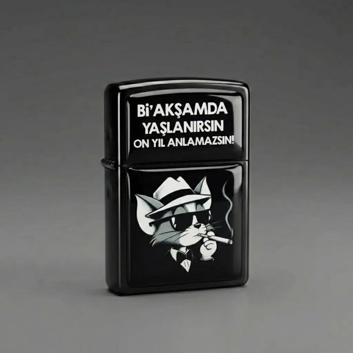BİR AKŞAMDA YAŞLANIRSIN ON YIL ANLAMAZSIN Tasarımlı Benzinli Siyah Çakmak