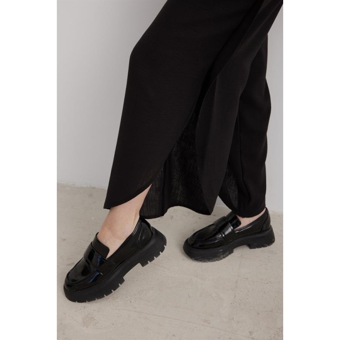 Kadın beli lastikli rahat kesim yan yırtmaç detaylı siyah renk pantolon