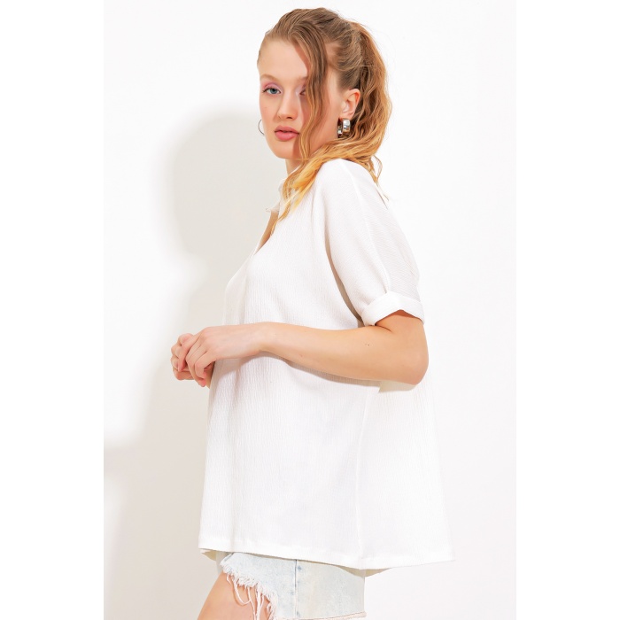 Kadın Beyaz Oversize Polo Yaka Örme Bluz 0486