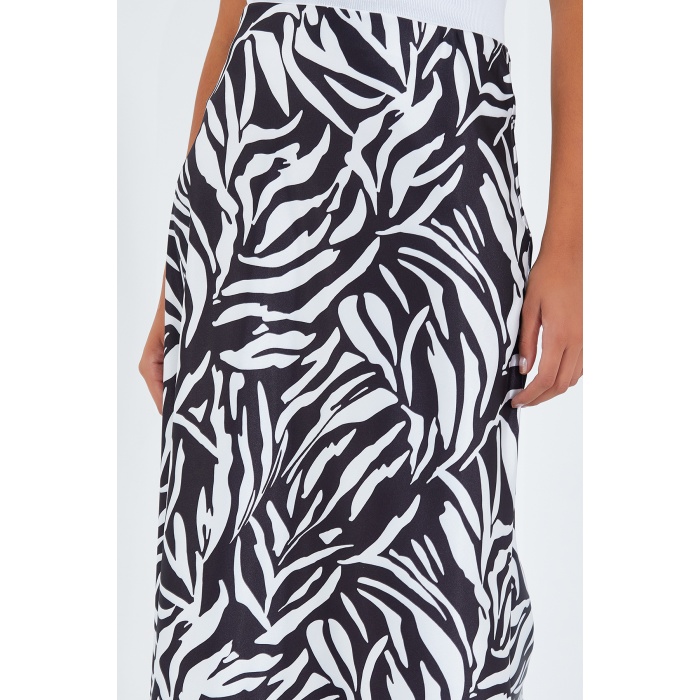 Kadın Siyah Beyaz Desenli Saten Etek 15806