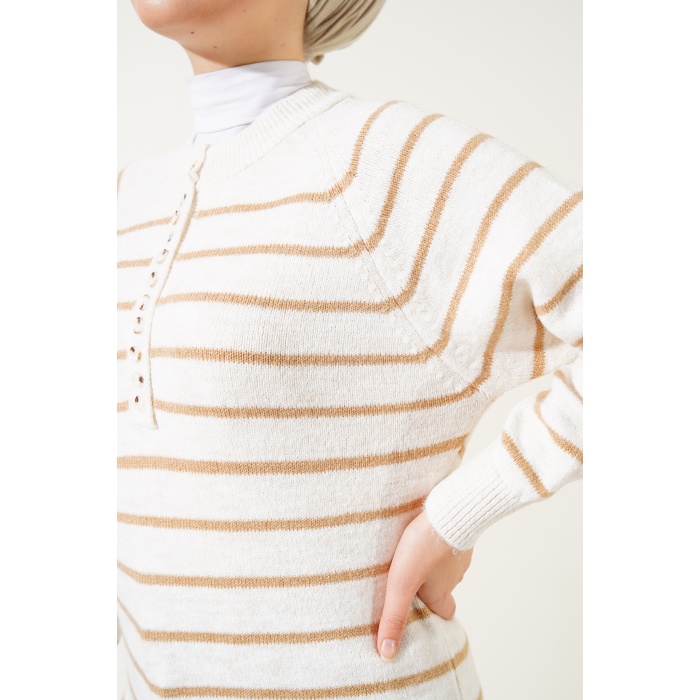 15808 Düğmeli Kazak - Bisküvi