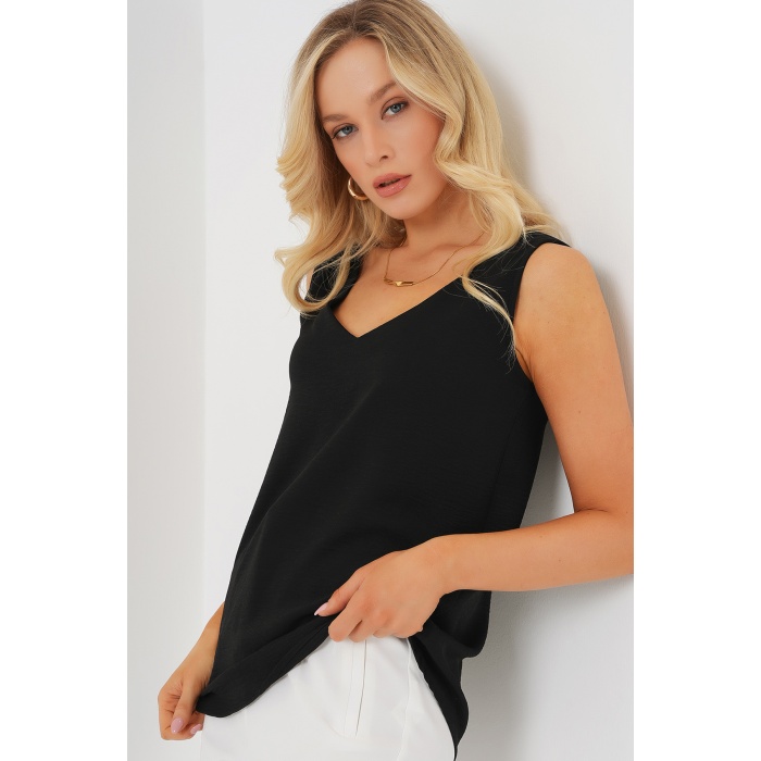 V Yaka Sıfır Kol Bluz 950 - Siyah