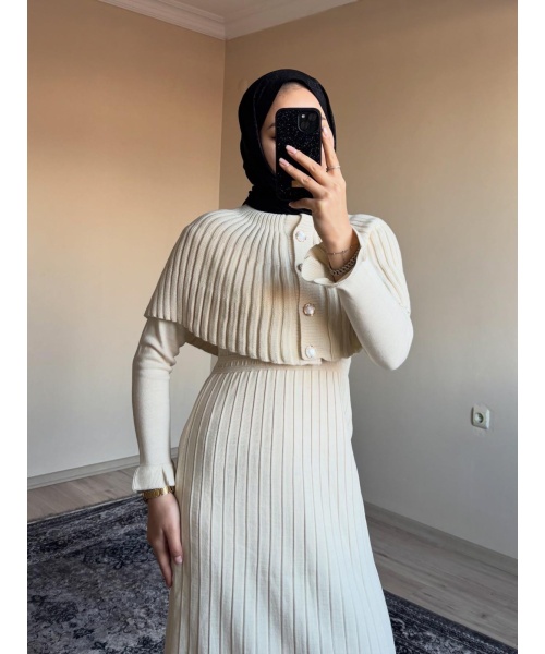 Pelerinli Triko Takım Elbise  Krem