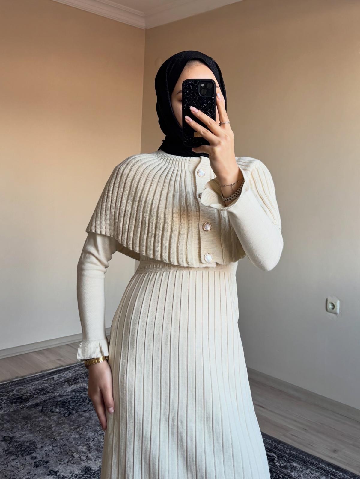 Pelerinli Triko Takım Elbise  Krem