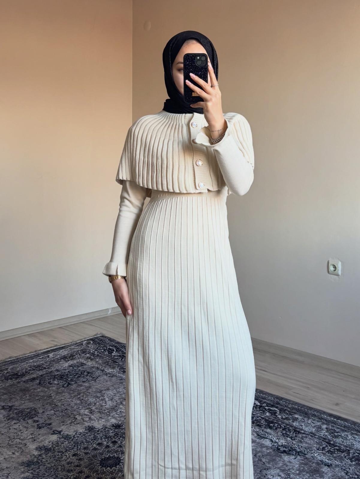 Pelerinli Triko Takım Elbise  Krem