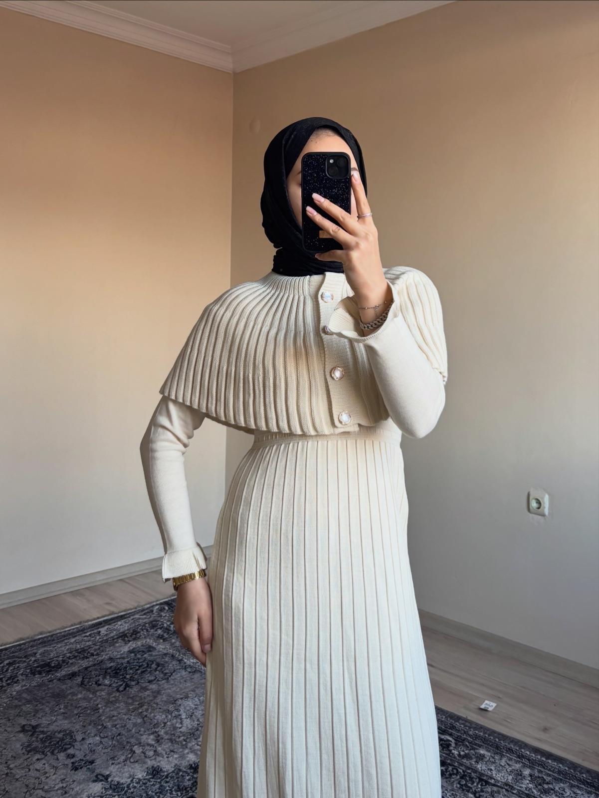 Pelerinli Triko Takım Elbise  Krem