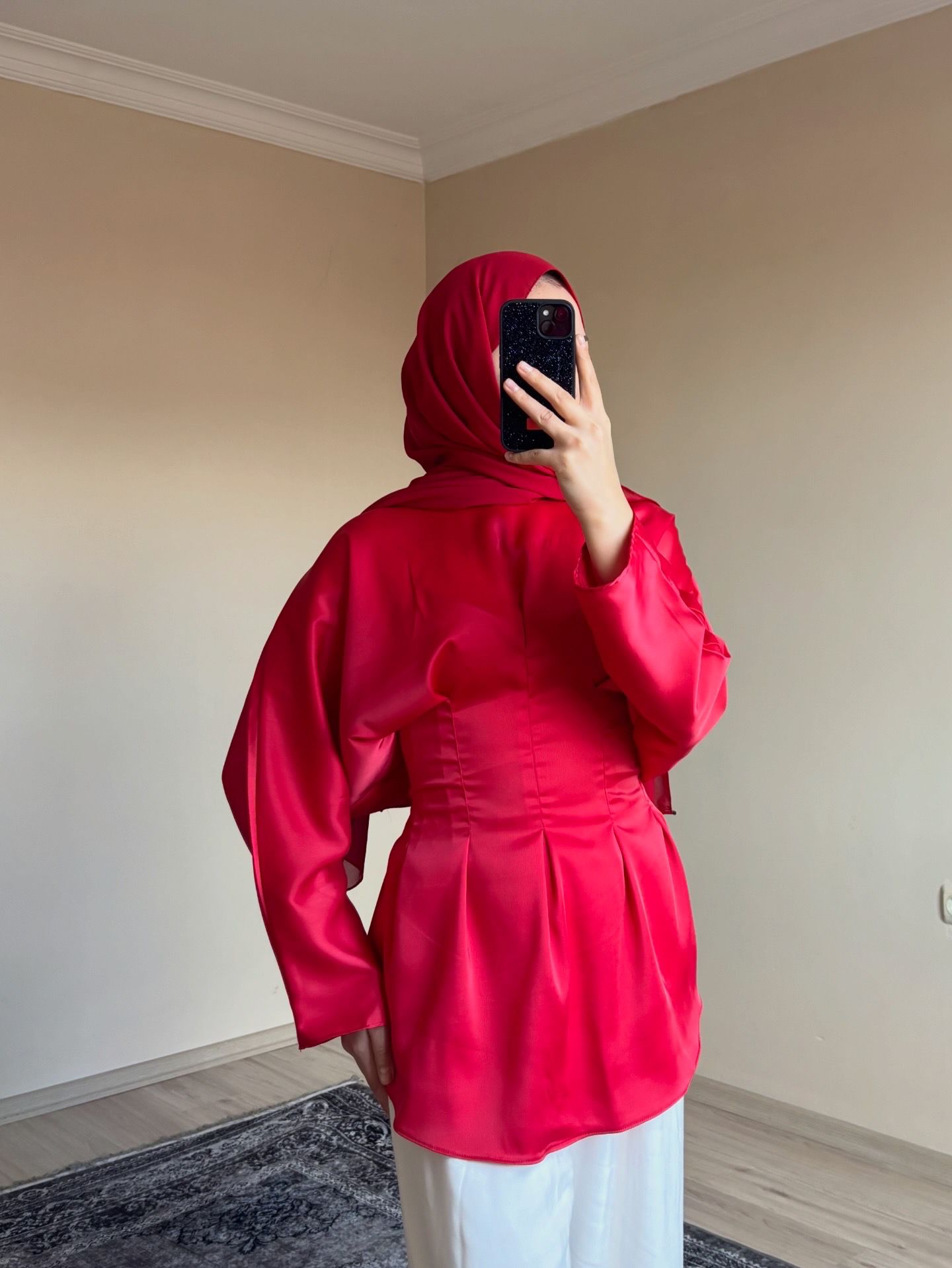 Pileli Üst kırmızı Saten