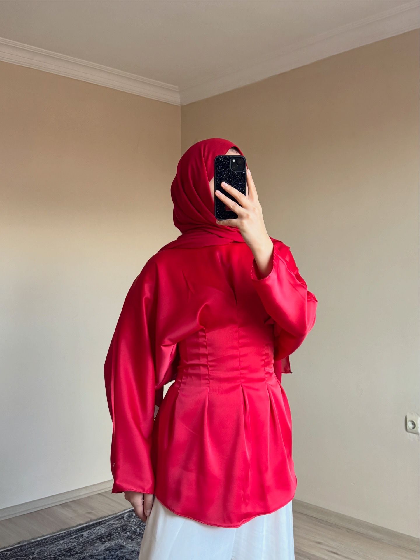 Pileli Üst kırmızı Saten