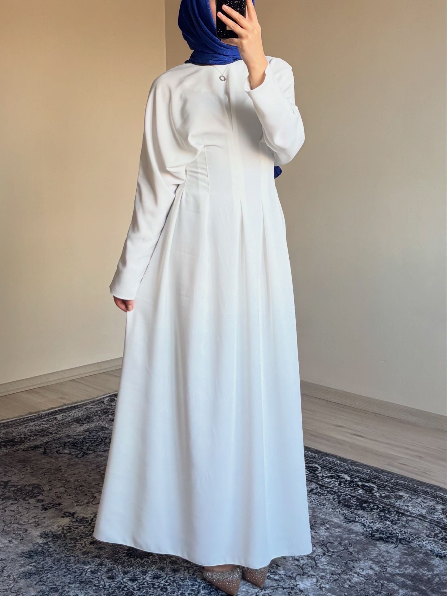 Belden Oturtmalı Beyaz Elbise