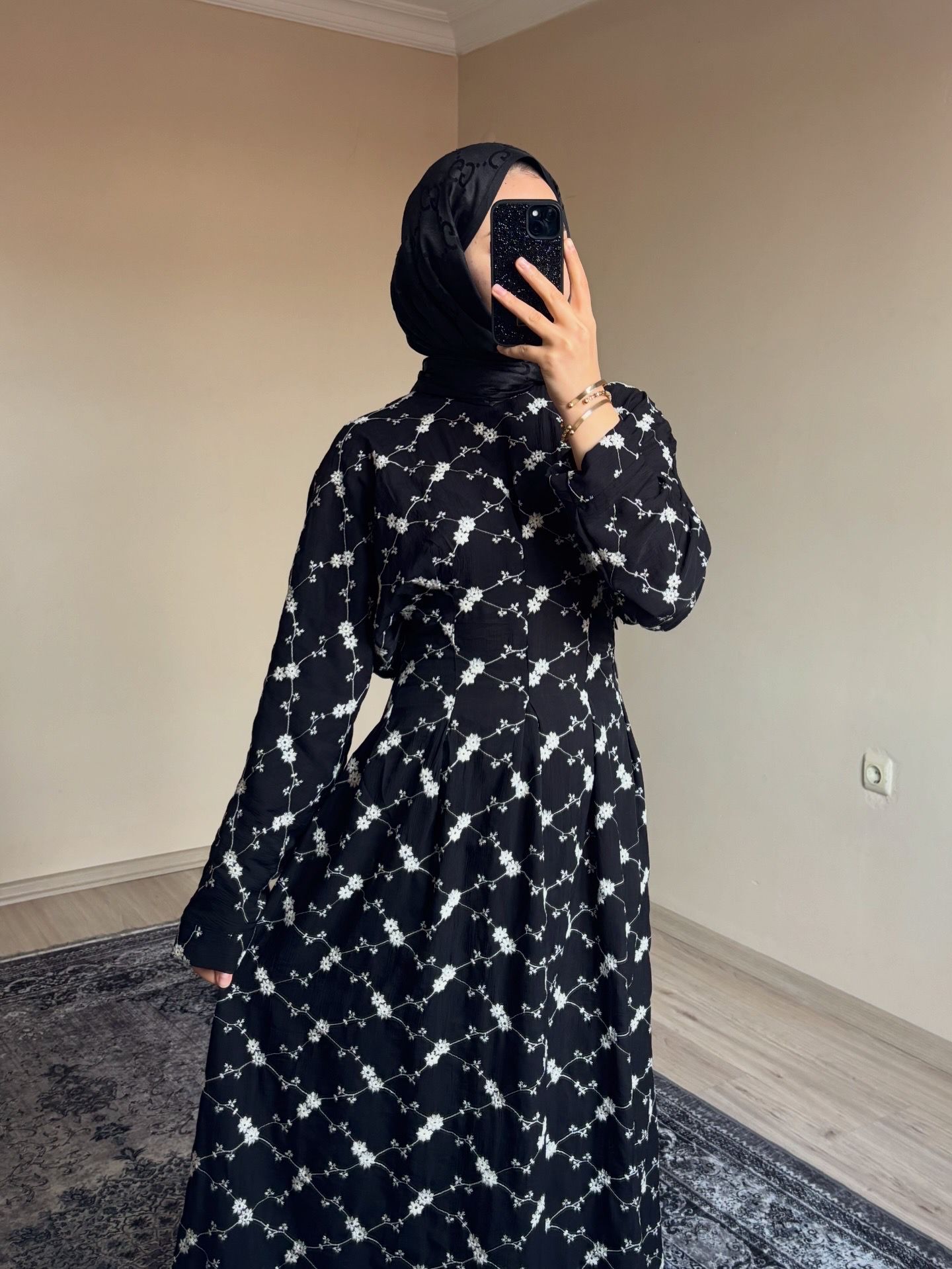 Belden Oturtmalı Nakışlı Siyah Elbise