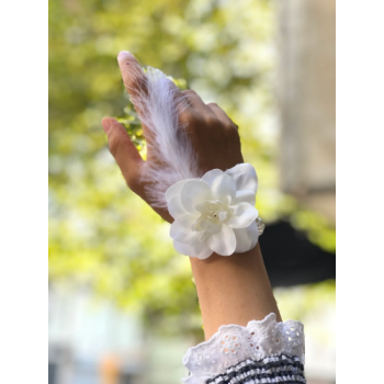 Bride to be Nedime Gelin Bilekliği Tüy ve İnci Boncuk Detaylı Beyaz Renkli Bekarlığa Veda Partisi Bilekliği 10 Adet (5381)