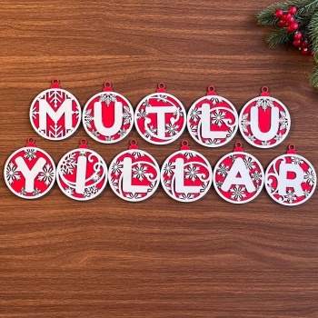11 Harfli Kırmızı Beyaz İpli MUTLU YILLAR Yazılı Ahşap Yılbaşı Ağaç Süsü (5381)