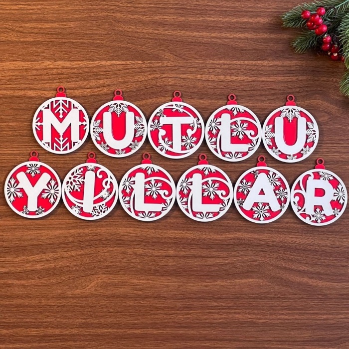 11 Harfli Kırmızı Beyaz İpli MUTLU YILLAR Yazılı Ahşap Yılbaşı Ağaç Süsü (5381)