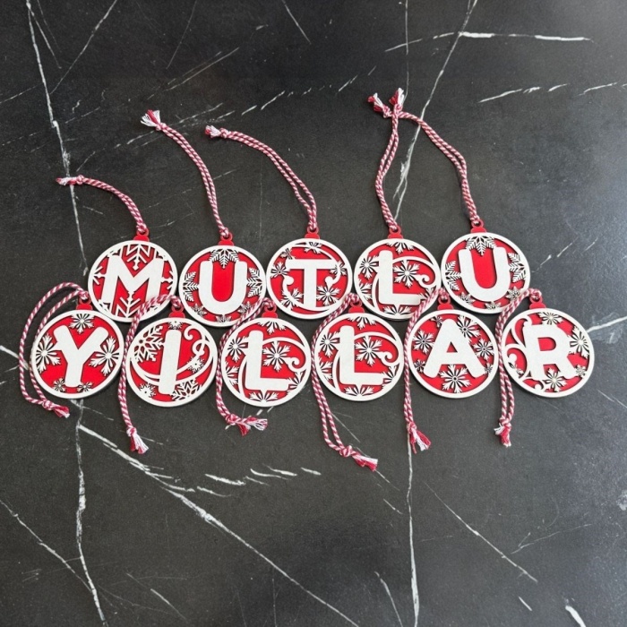 11 Harfli Kırmızı Beyaz İpli MUTLU YILLAR Yazılı Ahşap Yılbaşı Ağaç Süsü (5381)