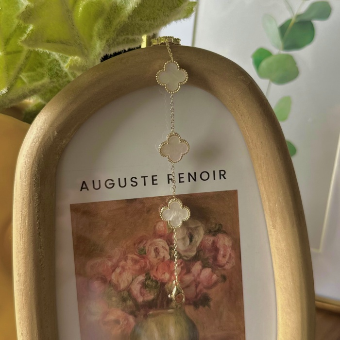 BEYAZ CLOVER VIP BİLEKLİK