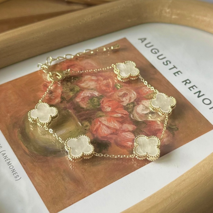 BEYAZ CLOVER VIP BİLEKLİK