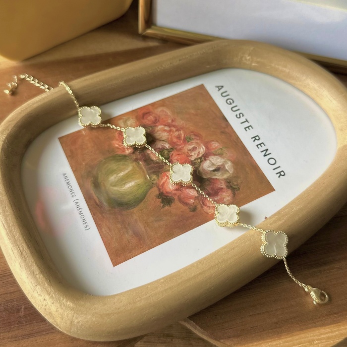 BEYAZ CLOVER VIP BİLEKLİK