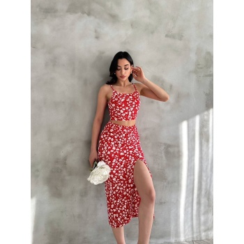 Kadın Kırmızı Çiçek Desenli Askılı Crop Bluz ve Yırtmaçlı Etek İkili Takım