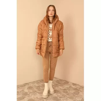 Astarlı Kapitone Kumaşlı ve Kapüşonlu Uzun Kollu Bol Kadın Taba Mont 