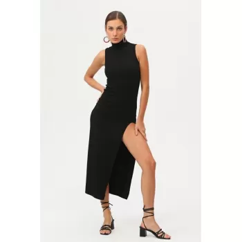 Kadın Siyah Boğazlı Kolsuz Yırtmaçlı Maxi Elbise