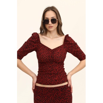 Kırmızı Çiçek Desenli Kalp Yaka Büzgülü Bluz