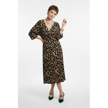 Kadın Siyah Leopar Desenli Bürümcük Dokuma Kruvaze Yaka Yarasa Kol Önü Yırtmaçlı Midi Elbise