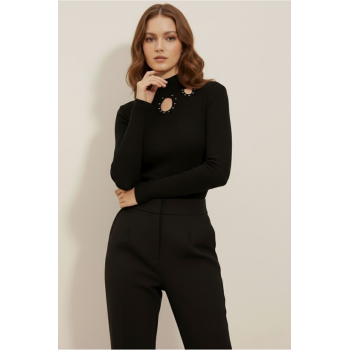 Kadın Siyah Pamuklu Kaşkorse Yarım Balıkçı Yaka Pencere Detaylı Taş İşlemeli Cut Out Bluz