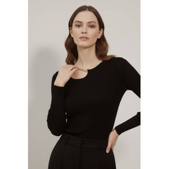 Kadın Siyah Pamuklu Kaşkorse Zincir Detaylı Pencere Yaka Cut Out Slim Fit Esnek Bluz