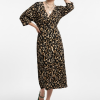 Kadın Siyah Leopar Desenli Bürümcük Dokuma Kruvaze Yaka Yarasa Kol Önü Yırtmaçlı Midi Elbise