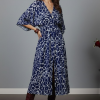 Kadın Lacivert Desenli Bürümcük Kumaş Kruvaze Yaka Yarasa Kol Önden Yırtmaçlı Uzun Midi Elbise