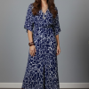 Kadın Lacivert Desenli Bürümcük Kumaş Kruvaze Yaka Yarasa Kol Önden Yırtmaçlı Uzun Midi Elbise