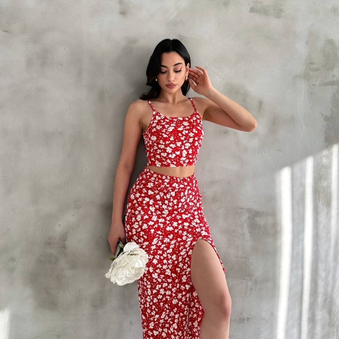 Kadın Kırmızı Çiçek Desenli Askılı Crop Bluz ve Yırtmaçlı Etek İkili Takım