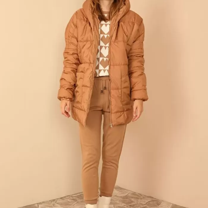 Astarlı Kapitone Kumaşlı ve Kapüşonlu Uzun Kollu Bol Kadın Taba Mont 