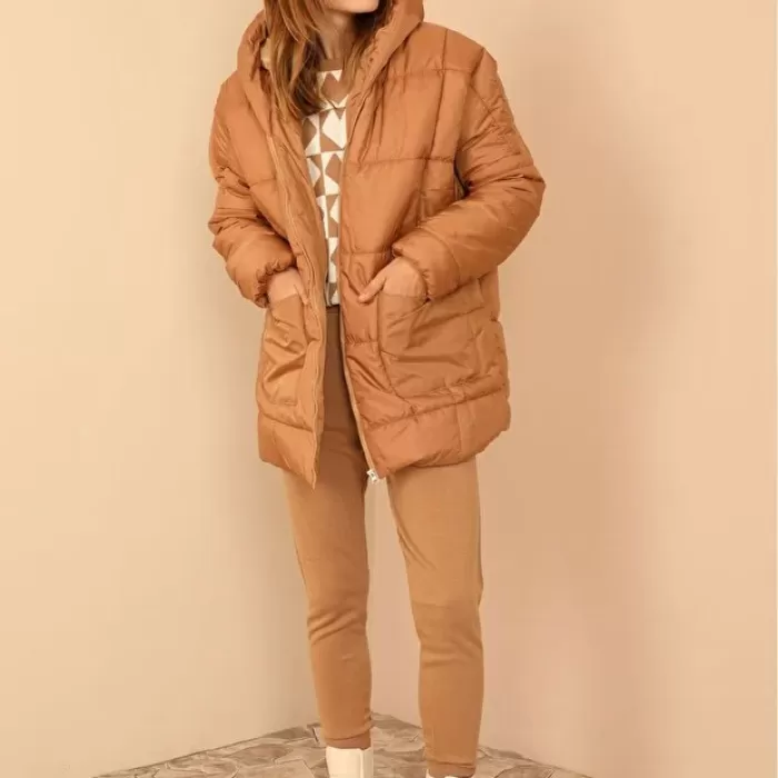 Astarlı Kapitone Kumaşlı ve Kapüşonlu Uzun Kollu Bol Kadın Taba Mont 