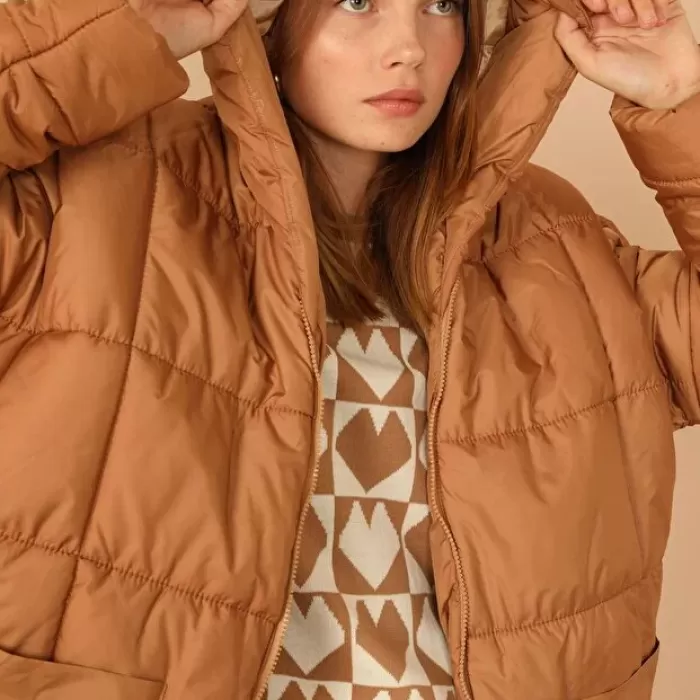 Astarlı Kapitone Kumaşlı ve Kapüşonlu Uzun Kollu Bol Kadın Taba Mont 