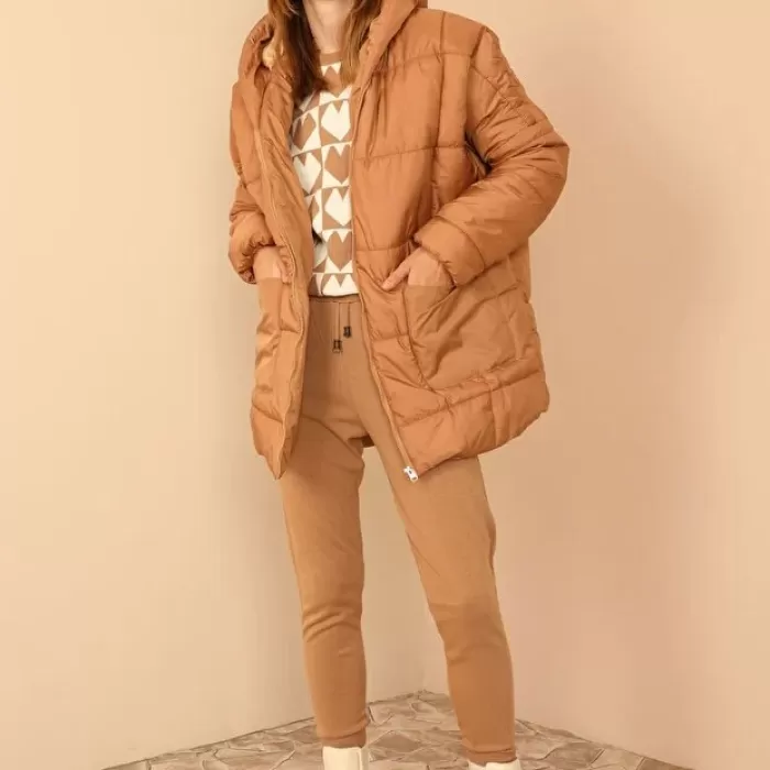 Astarlı Kapitone Kumaşlı ve Kapüşonlu Uzun Kollu Bol Kadın Taba Mont 