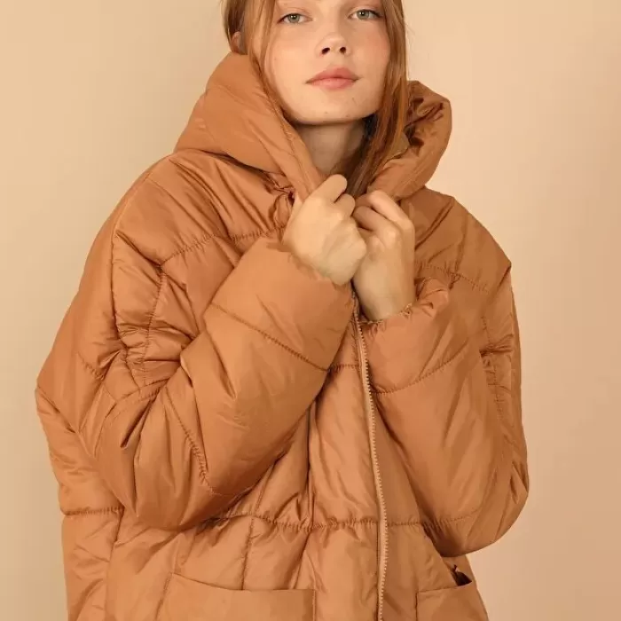 Astarlı Kapitone Kumaşlı ve Kapüşonlu Uzun Kollu Bol Kadın Taba Mont 