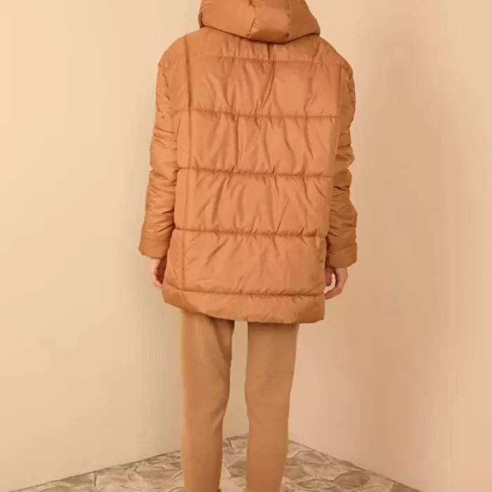 Astarlı Kapitone Kumaşlı ve Kapüşonlu Uzun Kollu Bol Kadın Taba Mont 