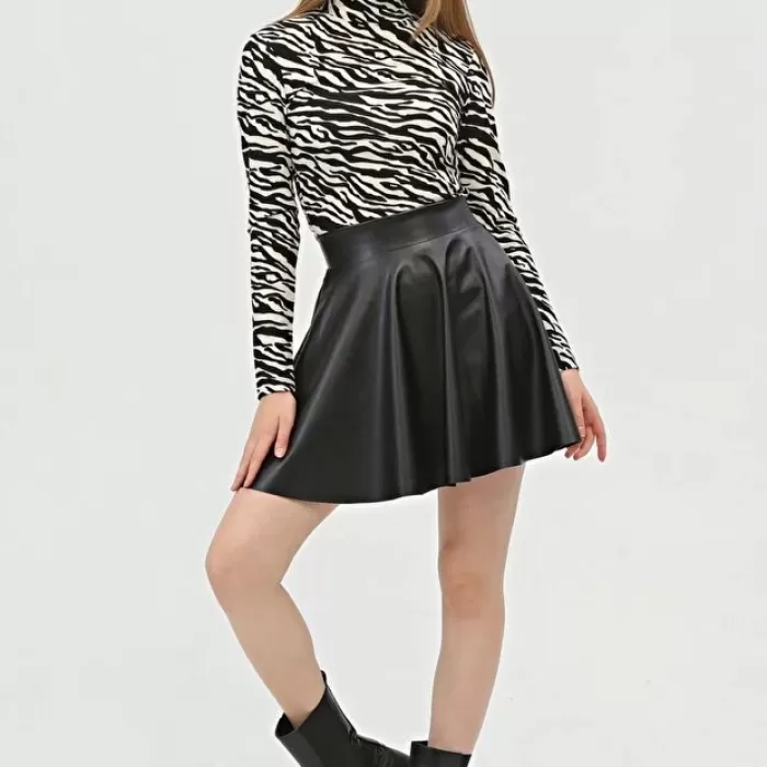 Kadın Mini Kloş Siyah Renkli Suni Deri Etek