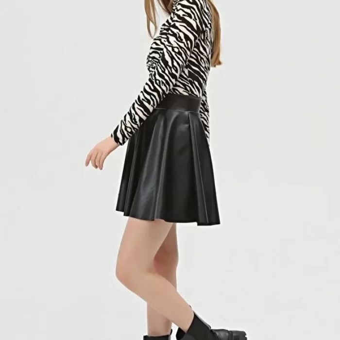 Kadın Mini Kloş Siyah Renkli Suni Deri Etek