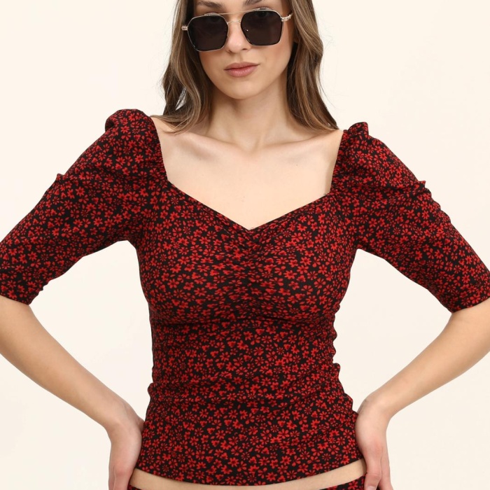 Kırmızı Çiçek Desenli Kalp Yaka Büzgülü Bluz
